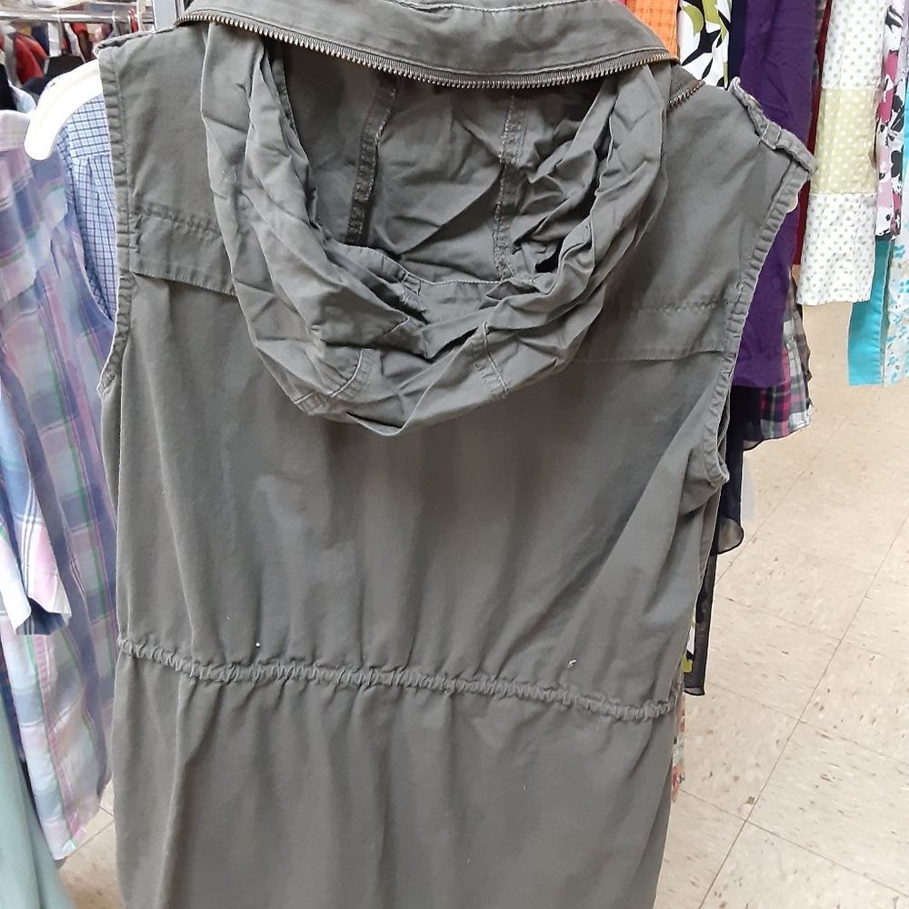 Vest - Picture 3 of 4